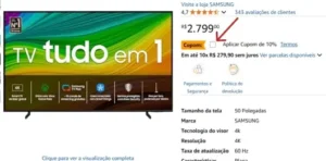 Uma captura de tela da página de produto da Amazon Brasil para a Smart TV Samsung 50" QLED 4K, ilustrando o blog "Soneca das Promos". Uma seta vermelha aponta para um checkbox de cupom de desconto com o texto 'Cupom: [] Aplicar Cupom de 10% Termos' abaixo do preço de R$ 2.799,00. A página exibe fotos da TV, especificações e botões de compra.